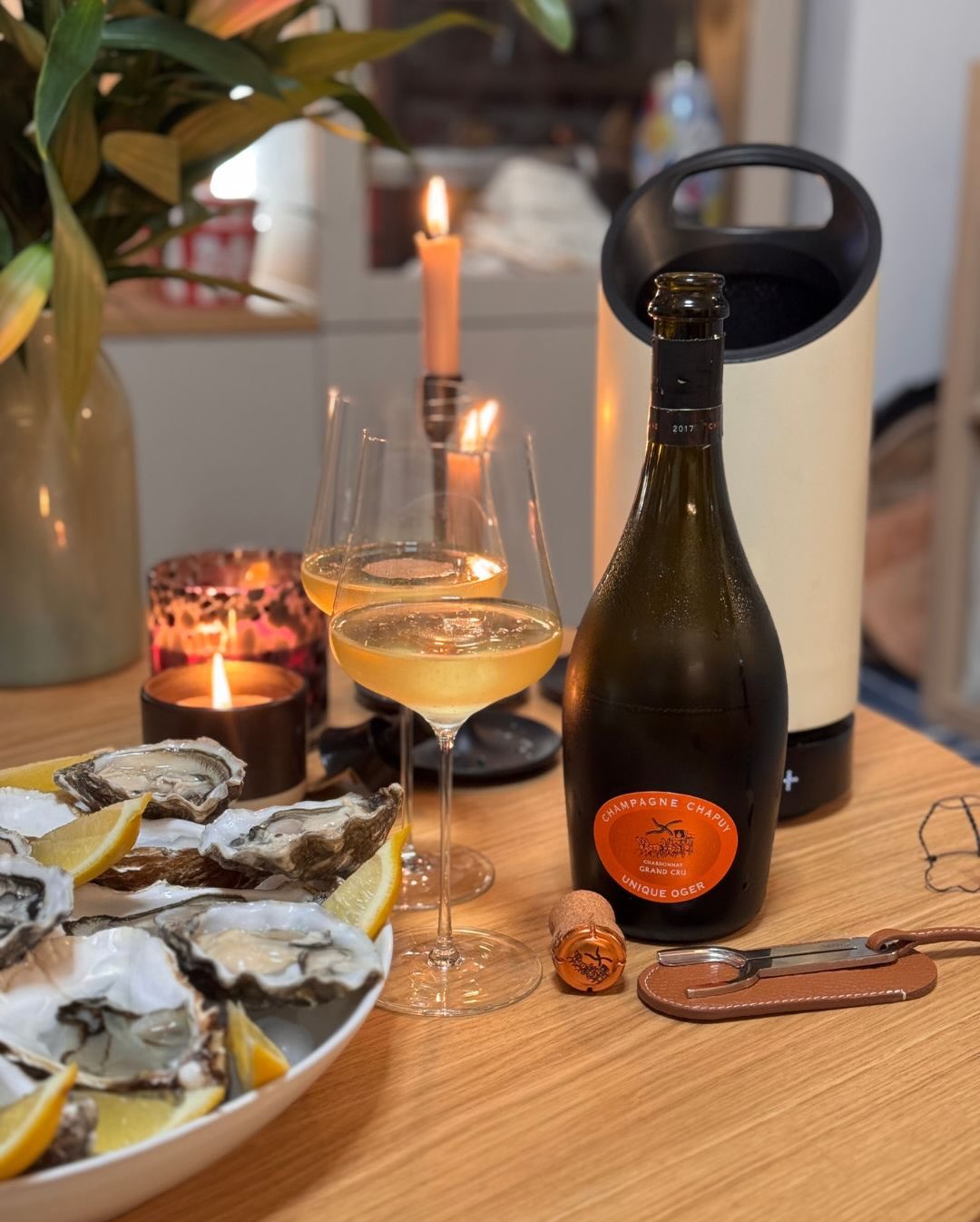 Wenn es um die Kombination mit frischen Austern geht, ist Reinheit für mich mittlerweile das oberste Gebot. Heute im Glas: Der @champagne_espritchapuy – „Unique Oger“. Oger ist … (4)