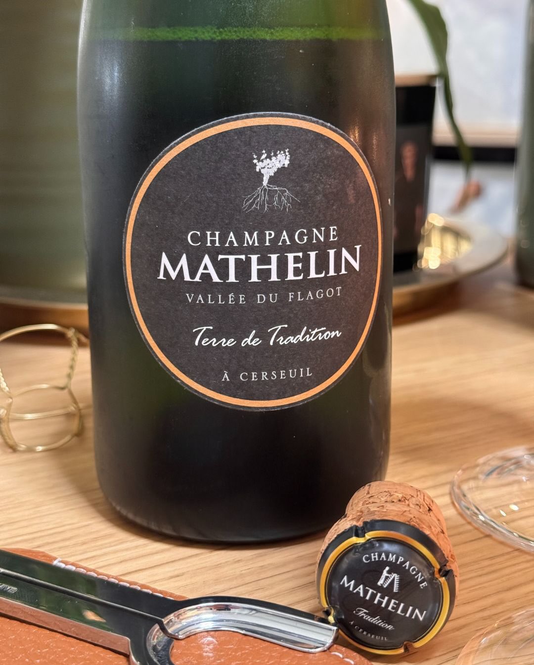 Heute habe ich einen äechter Klassiker aus dem Herzen der Marne geöffnet, der seinem Namen alle Ehre macht: Den „Terre de Tradition“ Brut von @champagne_mathelin . Das familieng… (5)