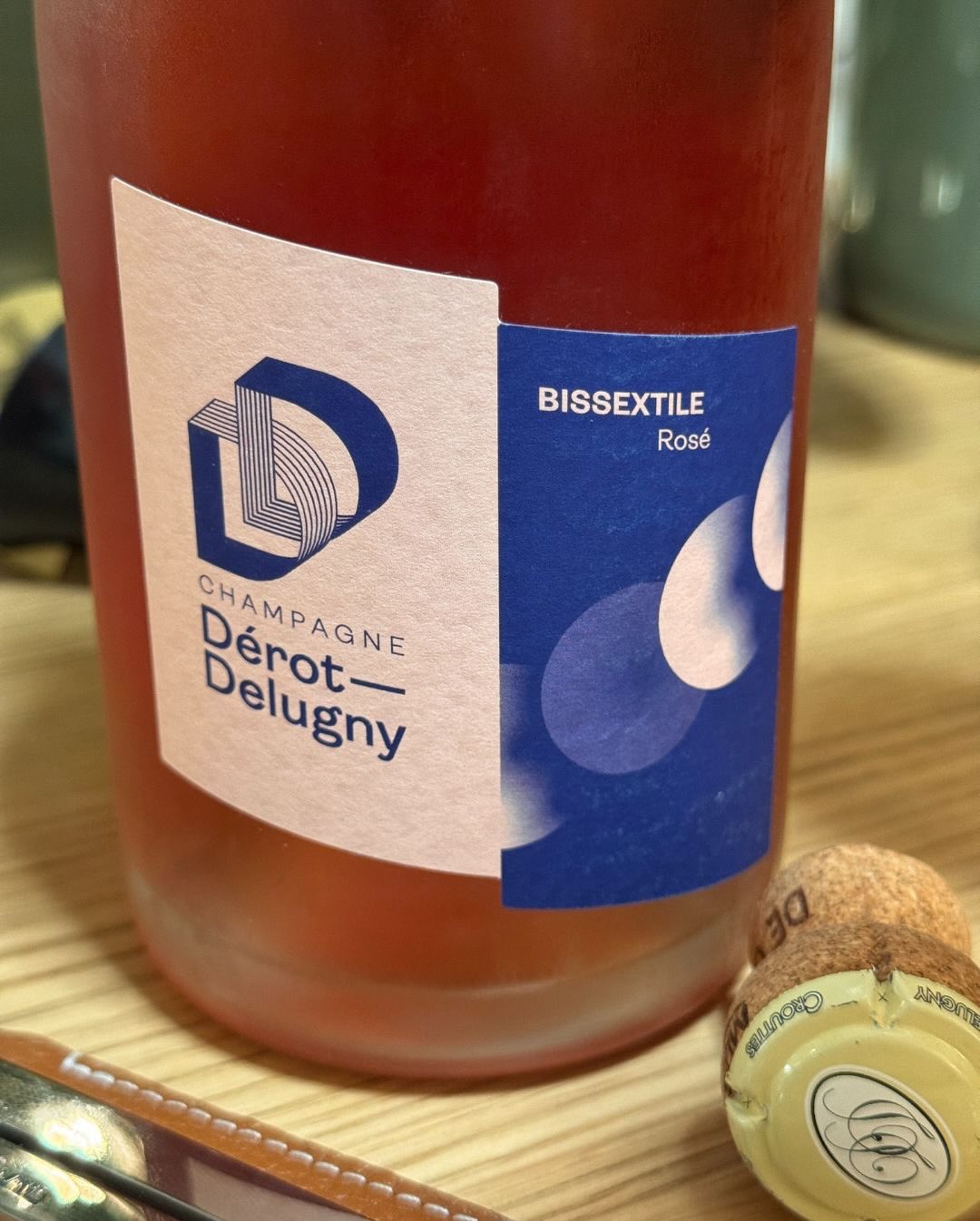 Hier habe ich einen ganz besonderen Rosé göffnet: den „Bissextile“ von @derotdelugny . Der Name ist hier Programm, denn dieser Rosé d’Assemblage wird nicht in jedem Jahr produzi… (7)