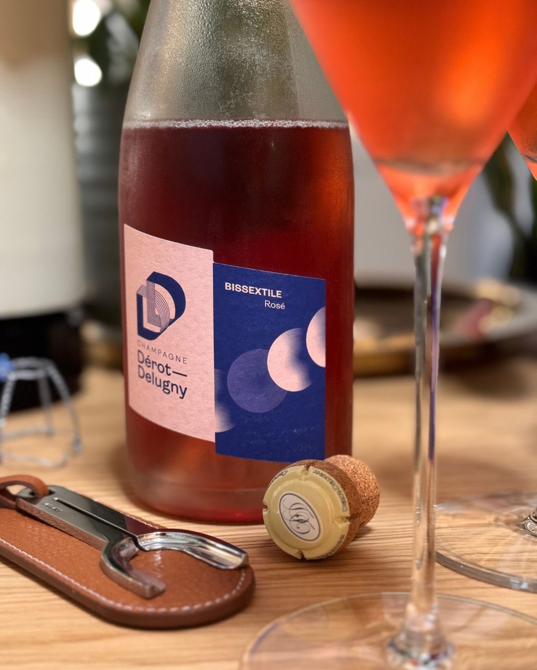 Hier habe ich einen ganz besonderen Rosé göffnet: den „Bissextile“ von @derotdelugny . Der Name ist hier Programm, denn dieser Rosé d’Assemblage wird nicht in jedem Jahr produzi… (9)