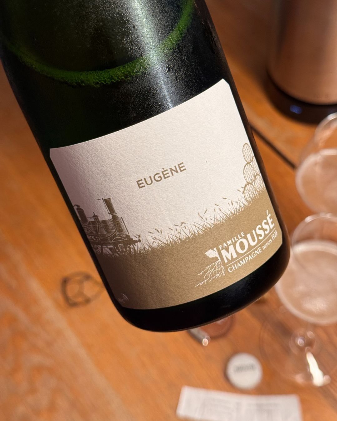 Erinnert ihr euch noch an den L’Orage den ich Anfang November gepostet hatte? Heute blicke ich tiefer in das Repertoire von @champagne_mousse und öffne eine Flasche, die das wah… (11)