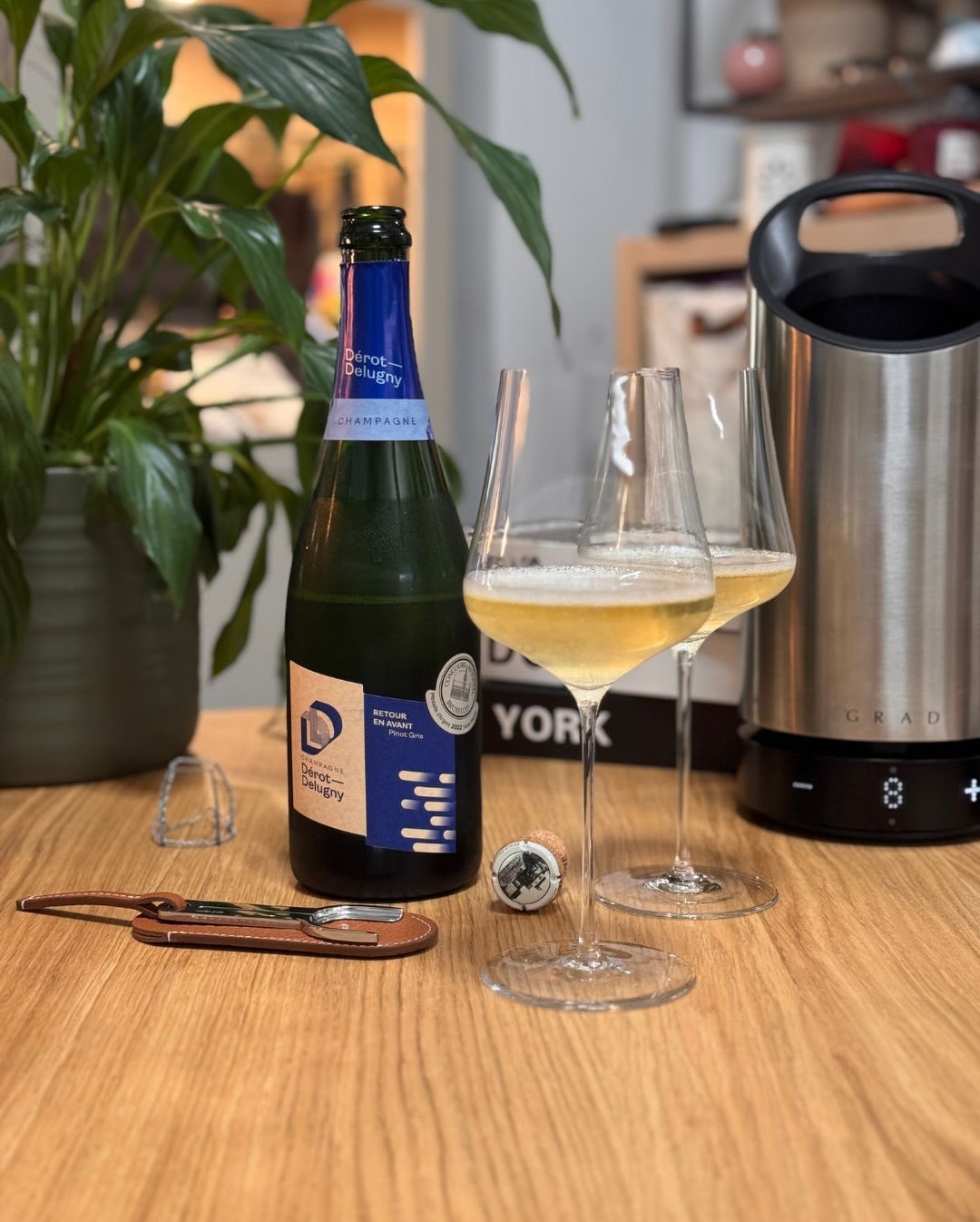 Vergesst alles, was ihr über die klassischen Rebsorten der Champagne wisst. Heute wird es exotisch, würzig und fast schon ein wenig mystisch mit dem Retour en Avant von @derotde… (1)