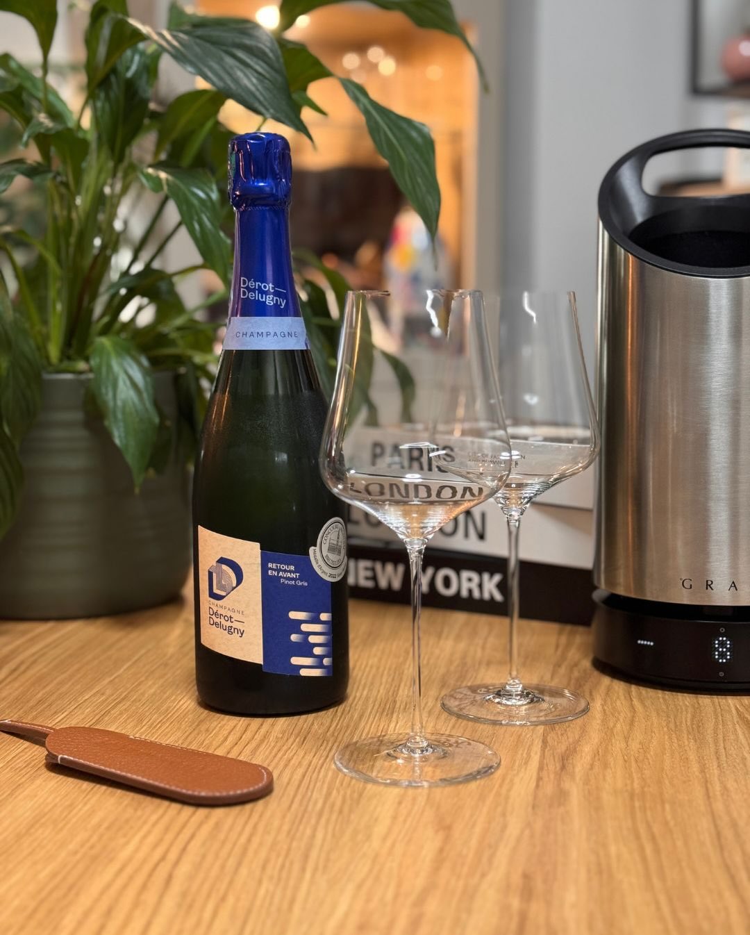 Vergesst alles, was ihr über die klassischen Rebsorten der Champagne wisst. Heute wird es exotisch, würzig und fast schon ein wenig mystisch mit dem Retour en Avant von @derotde… (3)