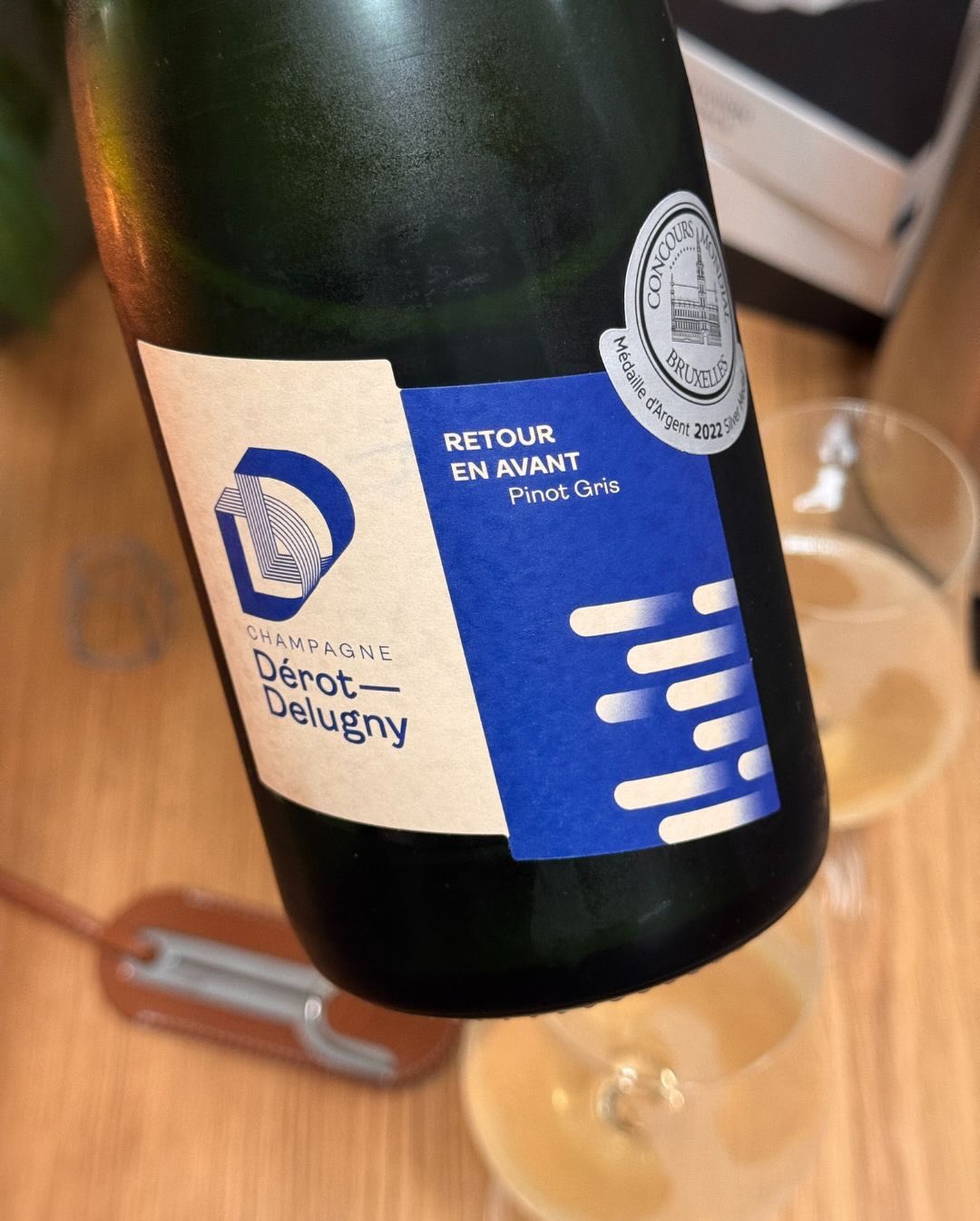 Vergesst alles, was ihr über die klassischen Rebsorten der Champagne wisst. Heute wird es exotisch, würzig und fast schon ein wenig mystisch mit dem Retour en Avant von @derotde… (9)