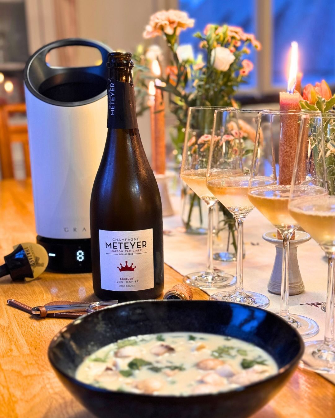 Der 1. Gang: Eine Tom Kha mit Buchenpilzen, Frühlingslauch, Koriander, Edamame und einem Finish aus Chiliöl. Champagner dazu? Gewagt, aber wenn man den richtigen Meunier im Kell… (1)