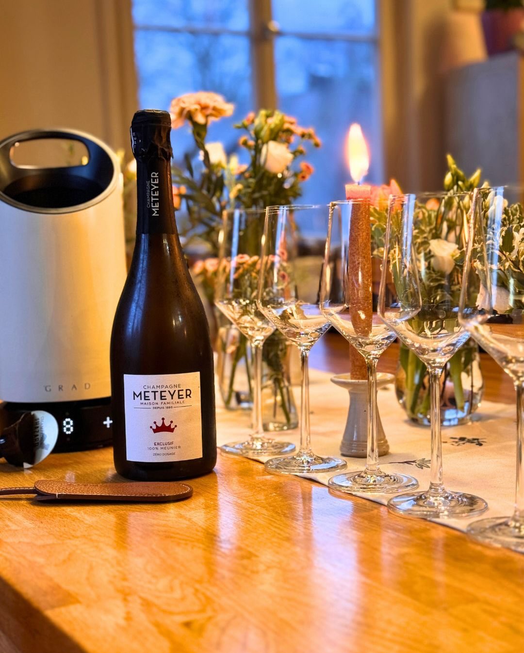 Der 1. Gang: Eine Tom Kha mit Buchenpilzen, Frühlingslauch, Koriander, Edamame und einem Finish aus Chiliöl. Champagner dazu? Gewagt, aber wenn man den richtigen Meunier im Kell… (3)