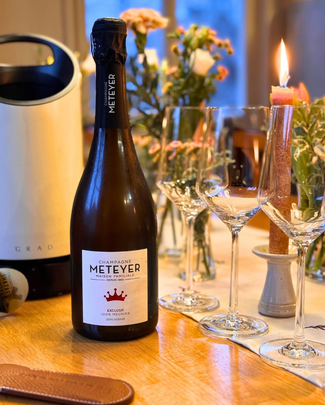 Der 1. Gang: Eine Tom Kha mit Buchenpilzen, Frühlingslauch, Koriander, Edamame und einem Finish aus Chiliöl. Champagner dazu? Gewagt, aber wenn man den richtigen Meunier im Kell… (4)