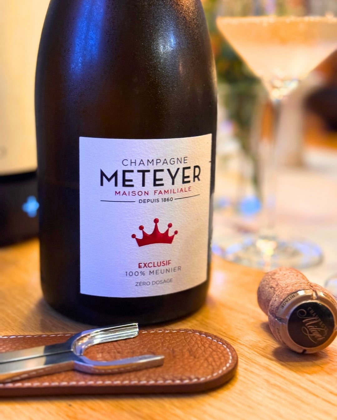 Der 1. Gang: Eine Tom Kha mit Buchenpilzen, Frühlingslauch, Koriander, Edamame und einem Finish aus Chiliöl. Champagner dazu? Gewagt, aber wenn man den richtigen Meunier im Kell… (6)