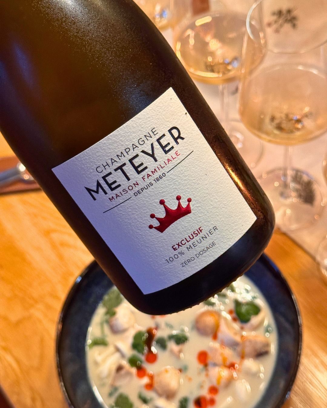 Der 1. Gang: Eine Tom Kha mit Buchenpilzen, Frühlingslauch, Koriander, Edamame und einem Finish aus Chiliöl. Champagner dazu? Gewagt, aber wenn man den richtigen Meunier im Kell… (7)