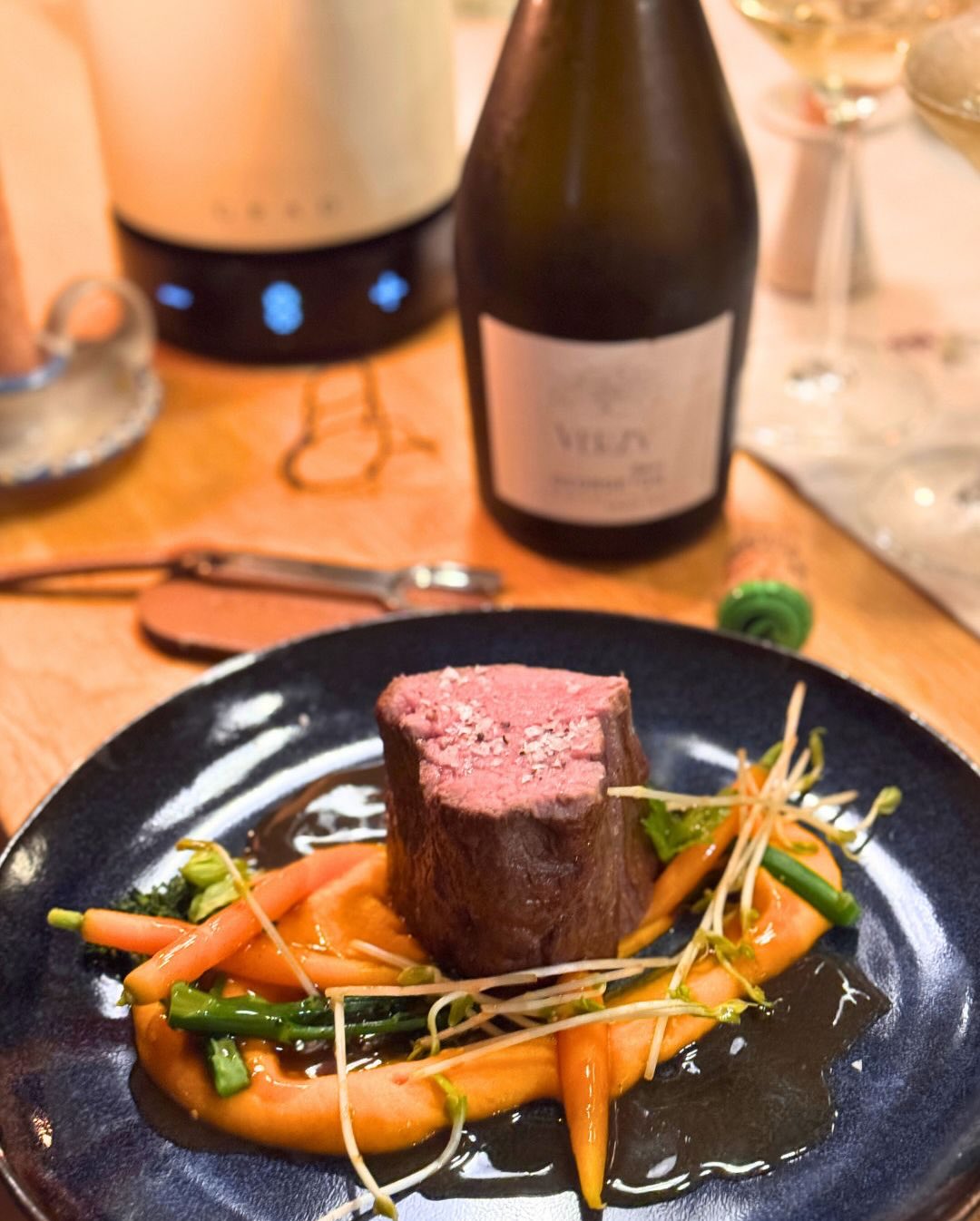 Nach der grandiosen Tom Kha gab es als Hauptgang nun Rinderfilet mit Karotten-Ingwercreme, wildem Brokkoli und Thymianjus. Hier braucht es Struktur, die ich mit dem Verzy Grand … (4)