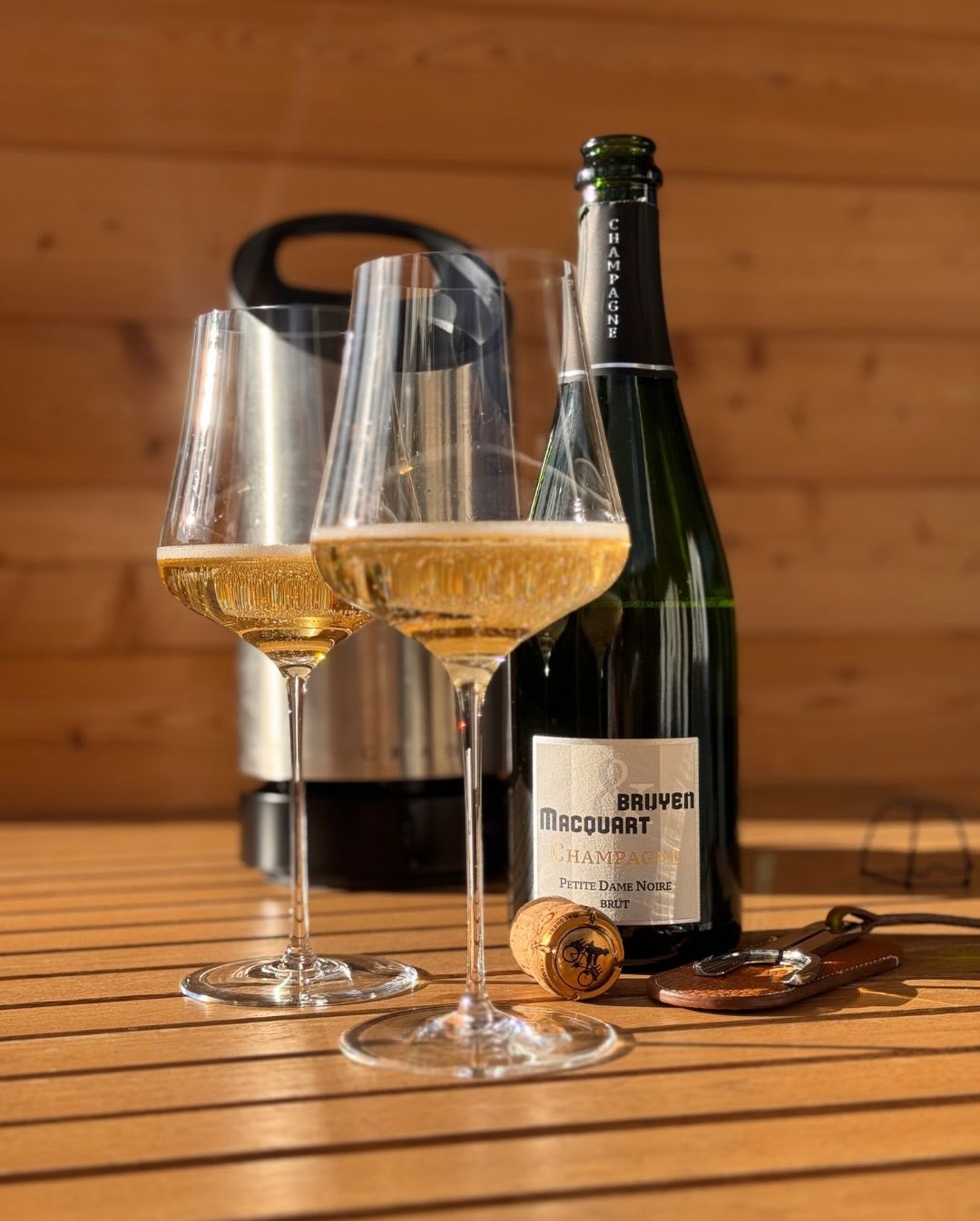 Erinnert ihr euch an die „Petite Dame Noire“ von Bruyen & Macquart (@champagnebruyen)? 🥂✨ Nachdem ich genau diese Flasche im November schon mal getrunken hatte, stand kürzlich … (1)