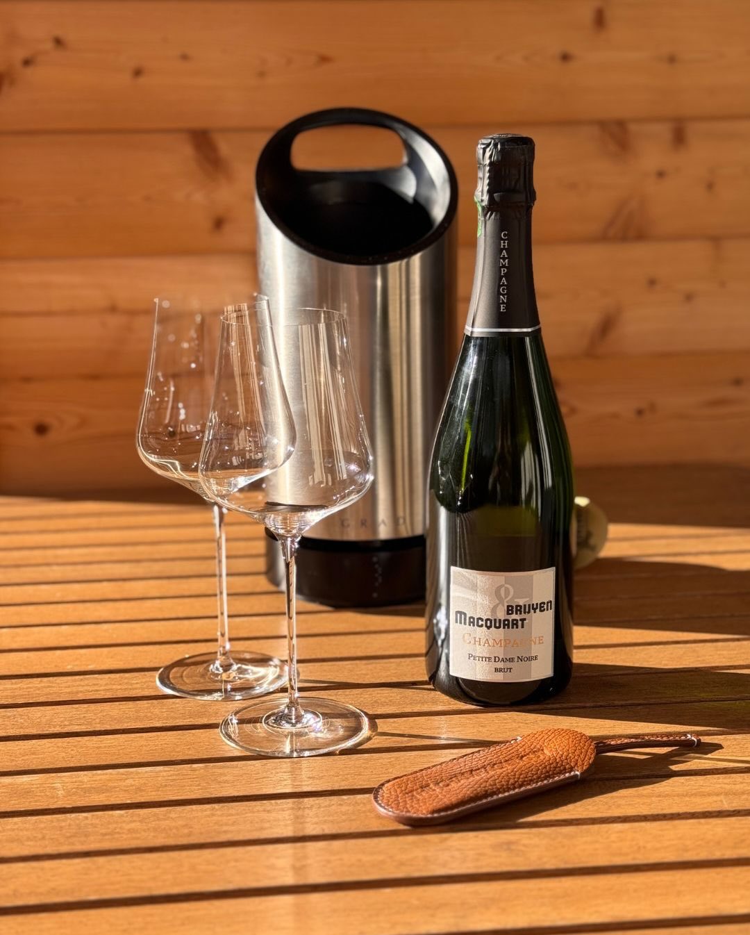 Erinnert ihr euch an die „Petite Dame Noire“ von Bruyen & Macquart (@champagnebruyen)? 🥂✨ Nachdem ich genau diese Flasche im November schon mal getrunken hatte, stand kürzlich … (3)