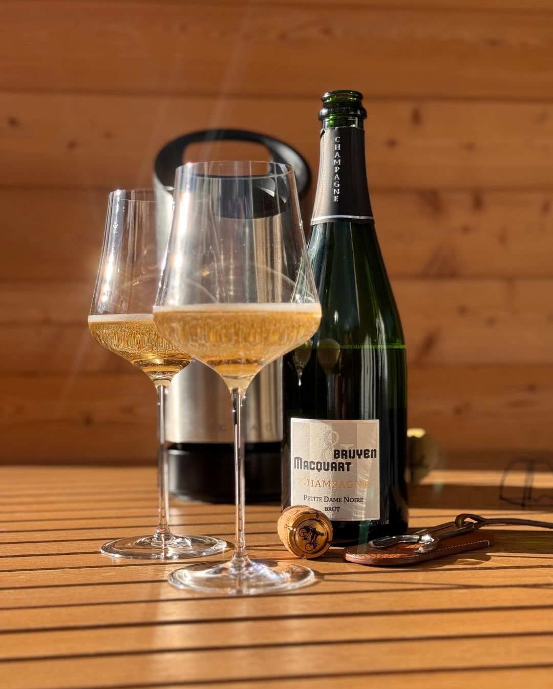 Erinnert ihr euch an die „Petite Dame Noire“ von Bruyen & Macquart (@champagnebruyen)? 🥂✨ Nachdem ich genau diese Flasche im November schon mal getrunken hatte, stand kürzlich … (6)