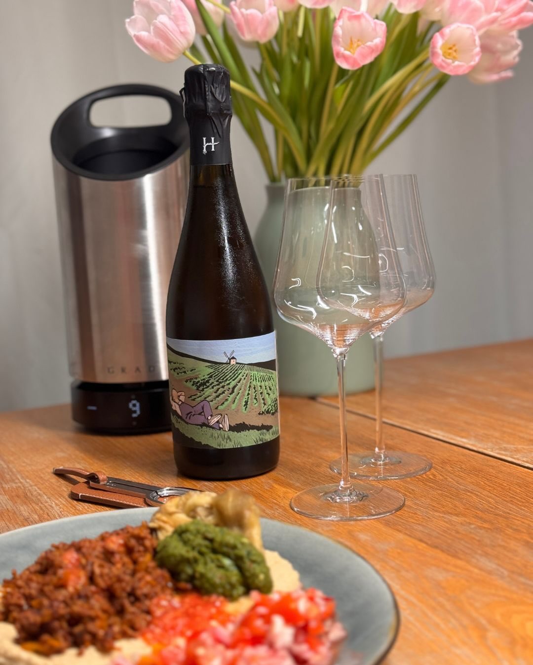 Heute gibt es bei mir mal wieder das volle Programm an Aromen: Selbstgemachter Hummus, feuriges Zhug, würziges Hamshuka, gegrillte Aubergine und frische Tomatensalsa. Dass der T… (3)