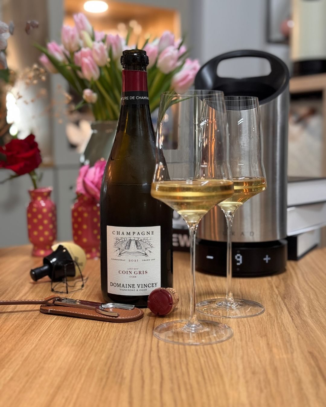 Der „Coin Gris“ von @domainevincey ist ein 100 % Chardonnay aus der gleichnamigen Parzelle (Lieu-dit) im Herzen des Grand-Cru-Dorfes Oger. Das Besondere: Die Reben hier wurden b… (1)