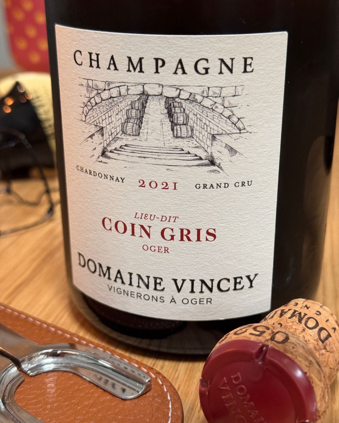 Der „Coin Gris“ von @domainevincey ist ein 100 % Chardonnay aus der gleichnamigen Parzelle (Lieu-dit) im Herzen des Grand-Cru-Dorfes Oger. Das Besondere: Die Reben hier wurden b… (5)