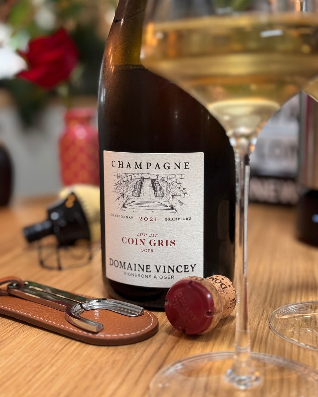 Der „Coin Gris“ von @domainevincey ist ein 100 % Chardonnay aus der gleichnamigen Parzelle (Lieu-dit) im Herzen des Grand-Cru-Dorfes Oger. Das Besondere: Die Reben hier wurden b… (7)