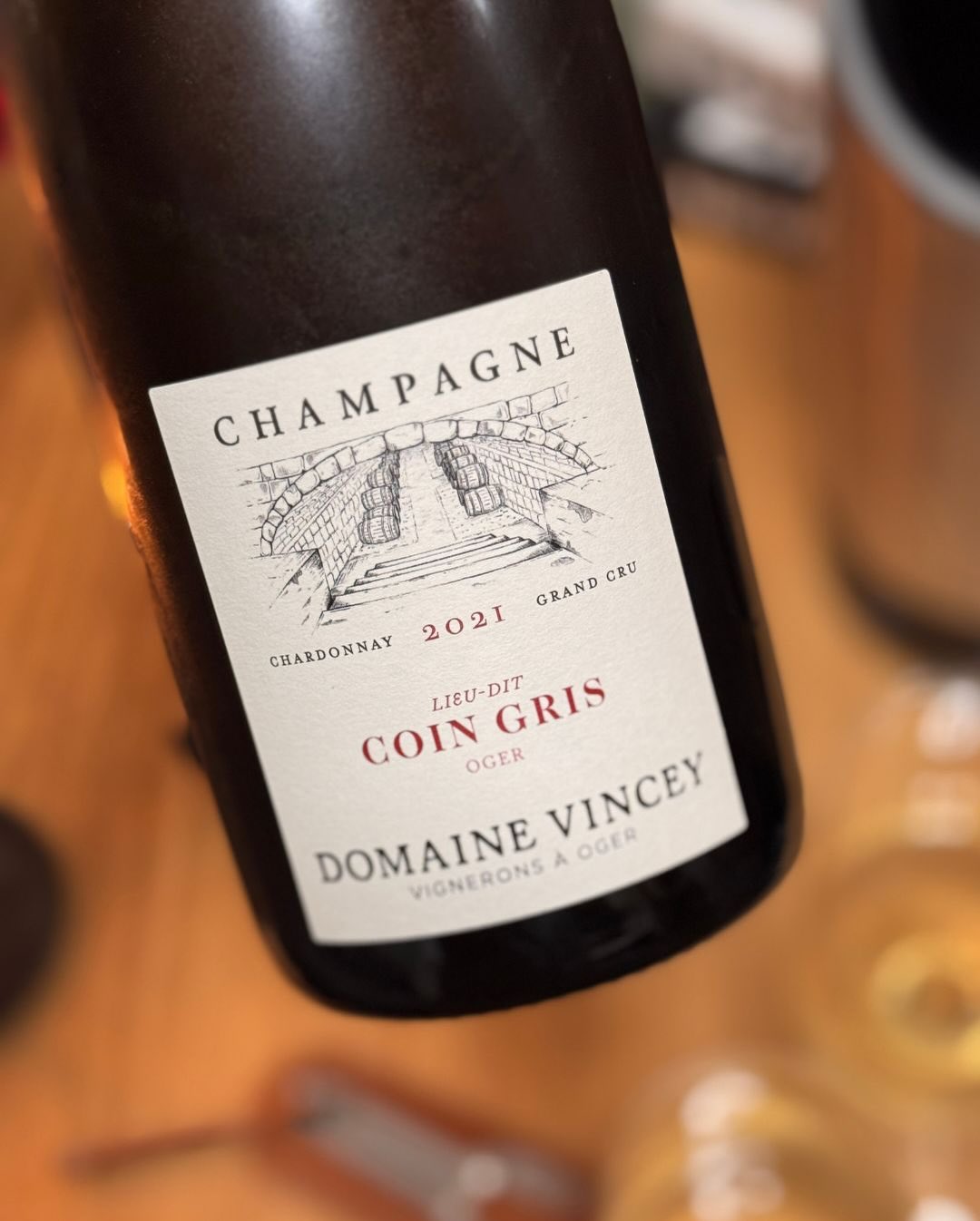 Der „Coin Gris“ von @domainevincey ist ein 100 % Chardonnay aus der gleichnamigen Parzelle (Lieu-dit) im Herzen des Grand-Cru-Dorfes Oger. Das Besondere: Die Reben hier wurden b… (9)