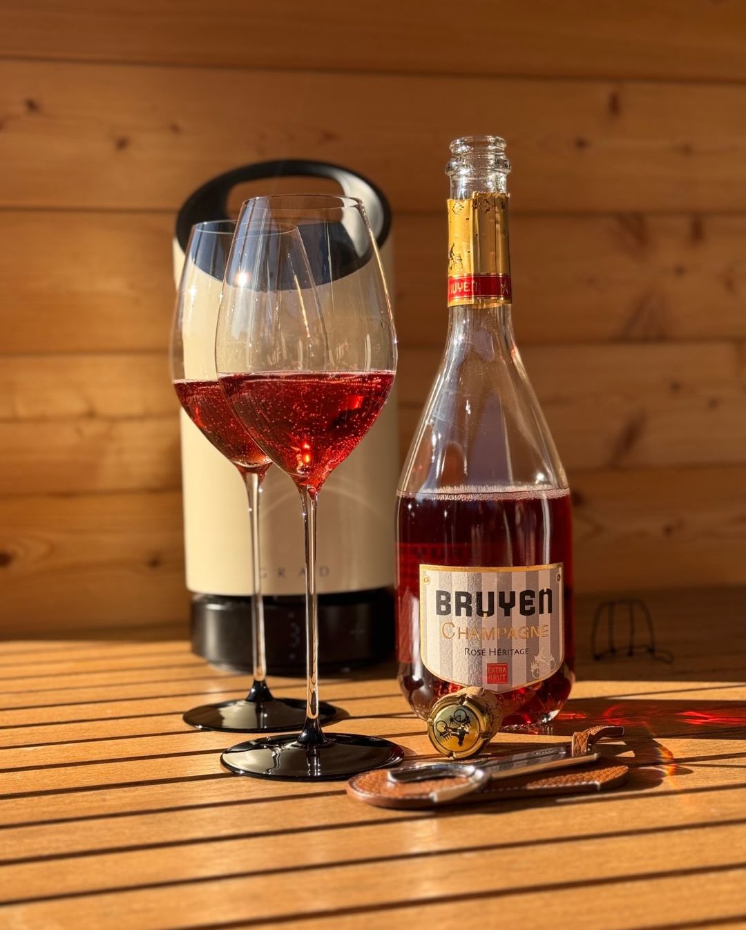 Eigentlich wollte ich die späte Nachmittagssonne mit einem leichten, frischen Rosé ausklingen lassen. Mein Griff fiel auf den Rosé Héritage von @champagnebruyen . Da auf dem Fro… (1)