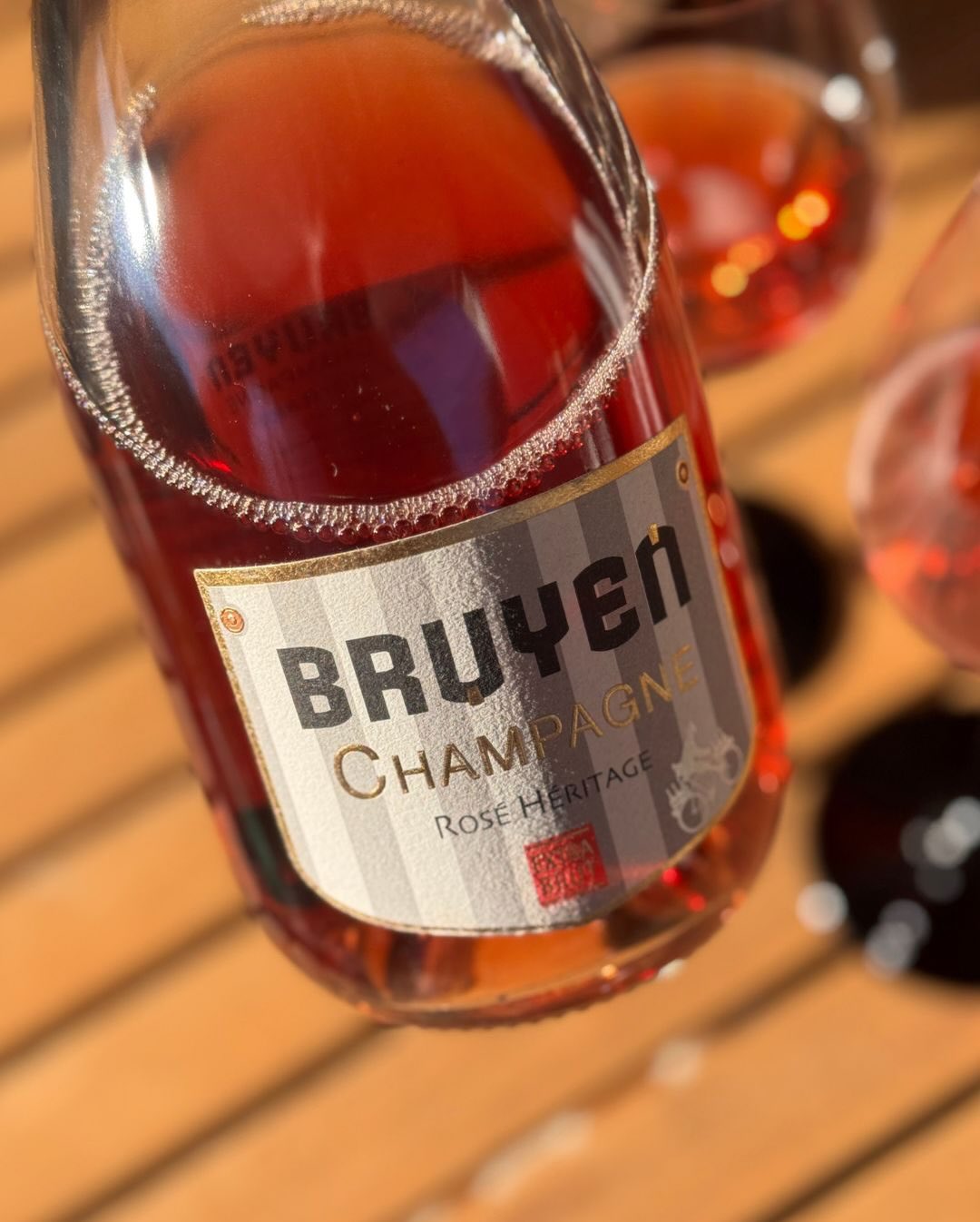 Eigentlich wollte ich die späte Nachmittagssonne mit einem leichten, frischen Rosé ausklingen lassen. Mein Griff fiel auf den Rosé Héritage von @champagnebruyen . Da auf dem Fro… (10)