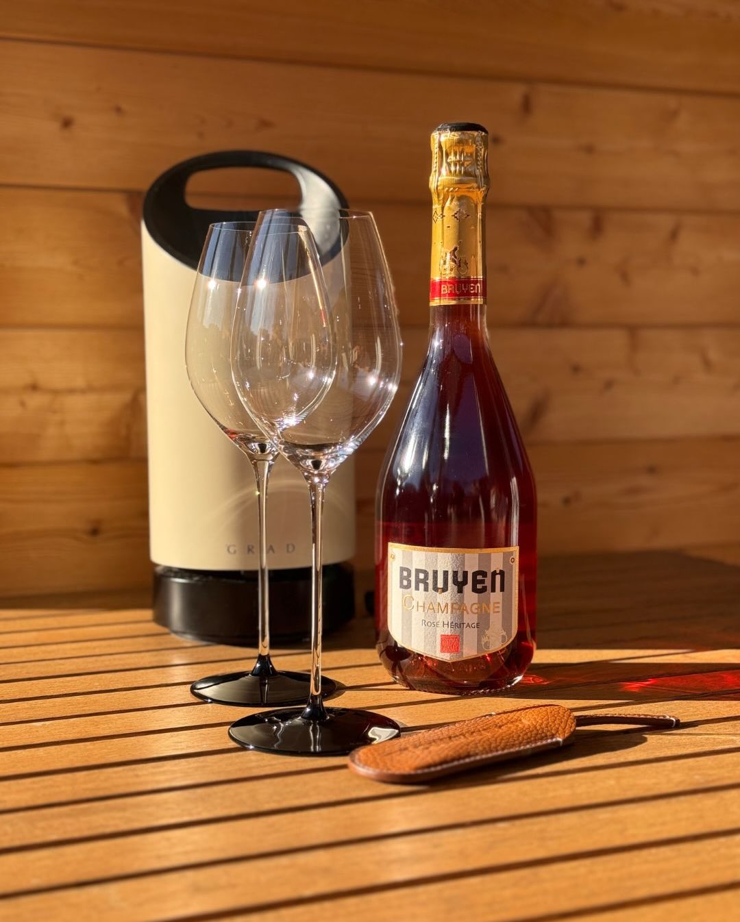 Eigentlich wollte ich die späte Nachmittagssonne mit einem leichten, frischen Rosé ausklingen lassen. Mein Griff fiel auf den Rosé Héritage von @champagnebruyen . Da auf dem Fro… (3)