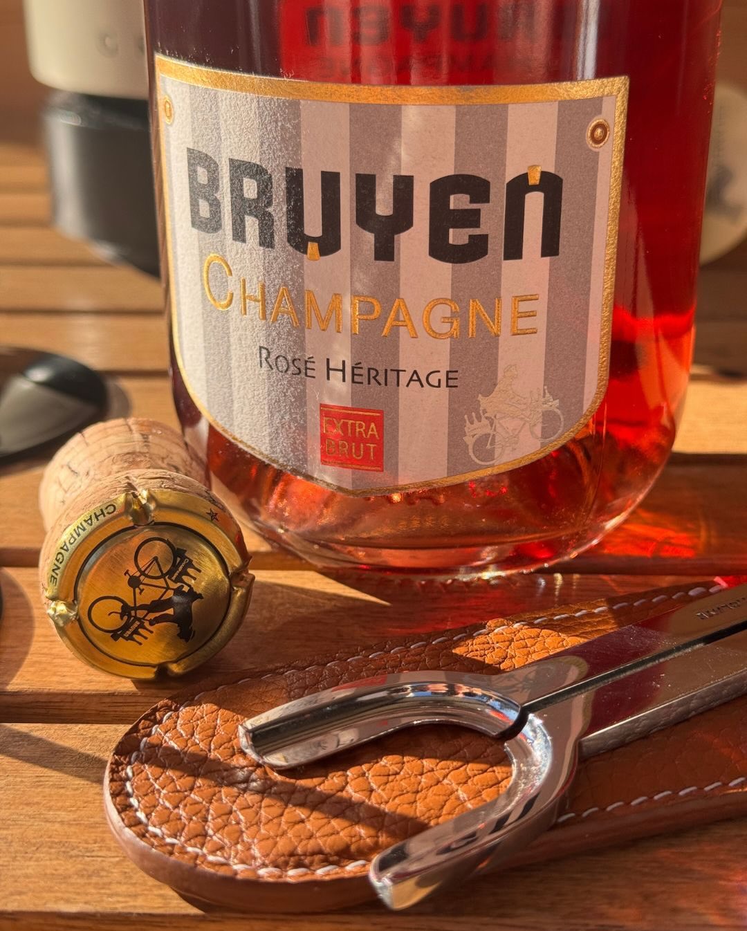 Eigentlich wollte ich die späte Nachmittagssonne mit einem leichten, frischen Rosé ausklingen lassen. Mein Griff fiel auf den Rosé Héritage von @champagnebruyen . Da auf dem Fro… (5)