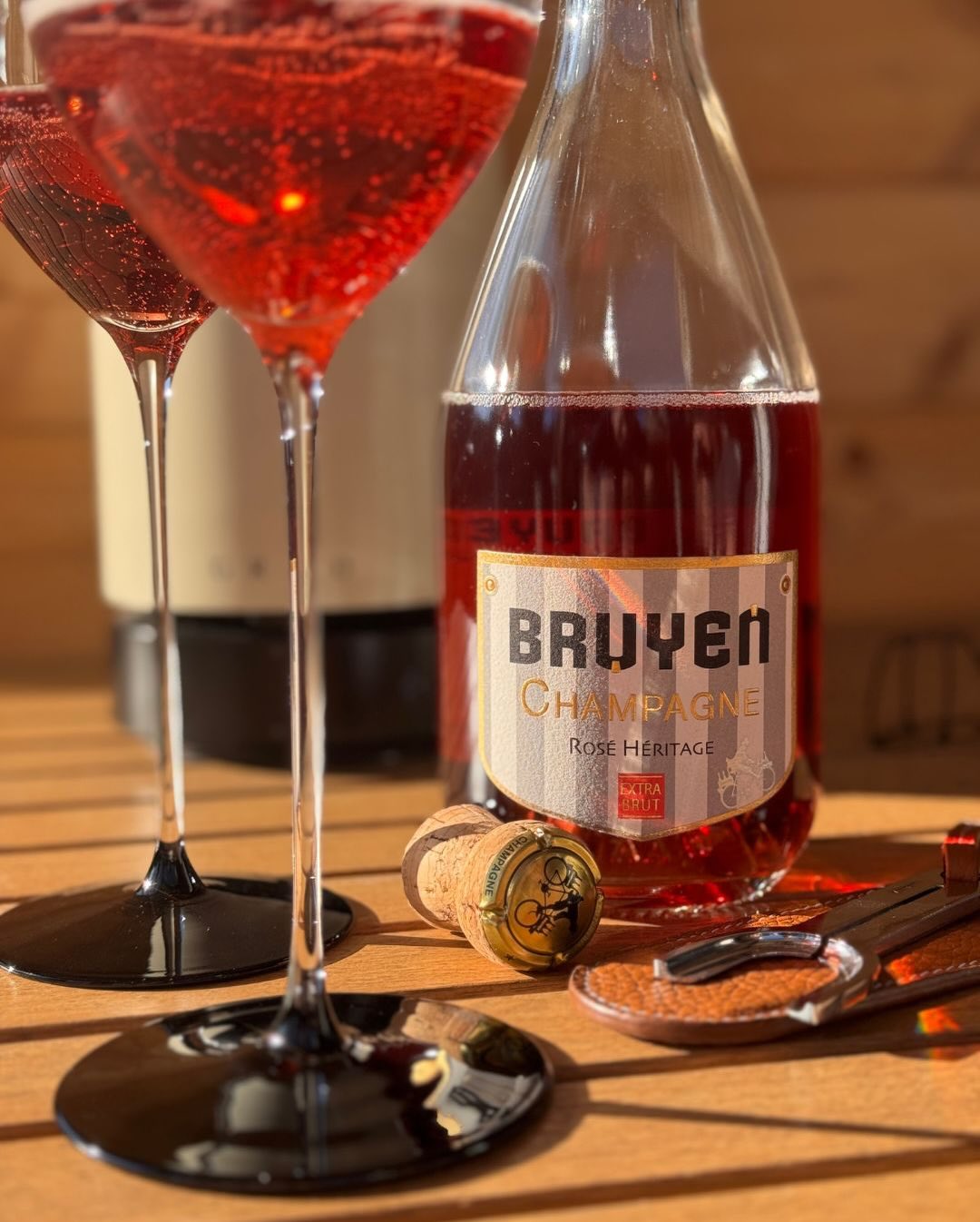Eigentlich wollte ich die späte Nachmittagssonne mit einem leichten, frischen Rosé ausklingen lassen. Mein Griff fiel auf den Rosé Héritage von @champagnebruyen . Da auf dem Fro… (7)
