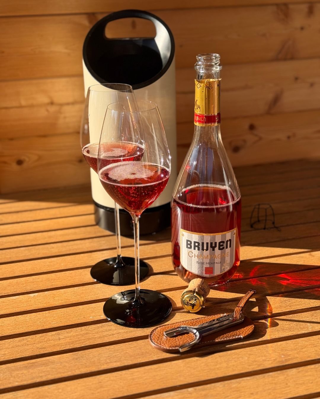 Eigentlich wollte ich die späte Nachmittagssonne mit einem leichten, frischen Rosé ausklingen lassen. Mein Griff fiel auf den Rosé Héritage von @champagnebruyen . Da auf dem Fro… (8)