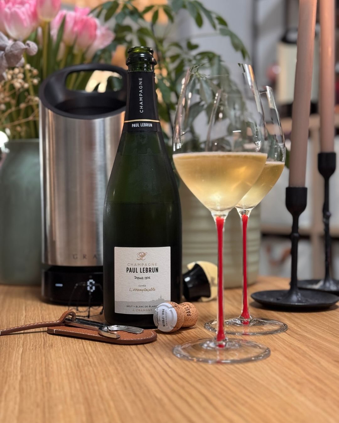 „La passion comme héritage“ – Leidenschaft als Erbe. 🥂✨ Dieser Spruch stand heute in der Kapsel der Cuvée L’Irremplaçable von @champagnepaullebrun . Der Name bedeutet übersetzt… (1)