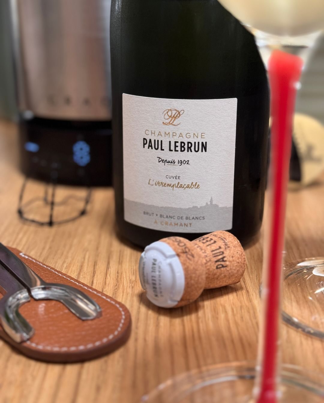 „La passion comme héritage“ – Leidenschaft als Erbe. 🥂✨ Dieser Spruch stand heute in der Kapsel der Cuvée L’Irremplaçable von @champagnepaullebrun . Der Name bedeutet übersetzt… (5)