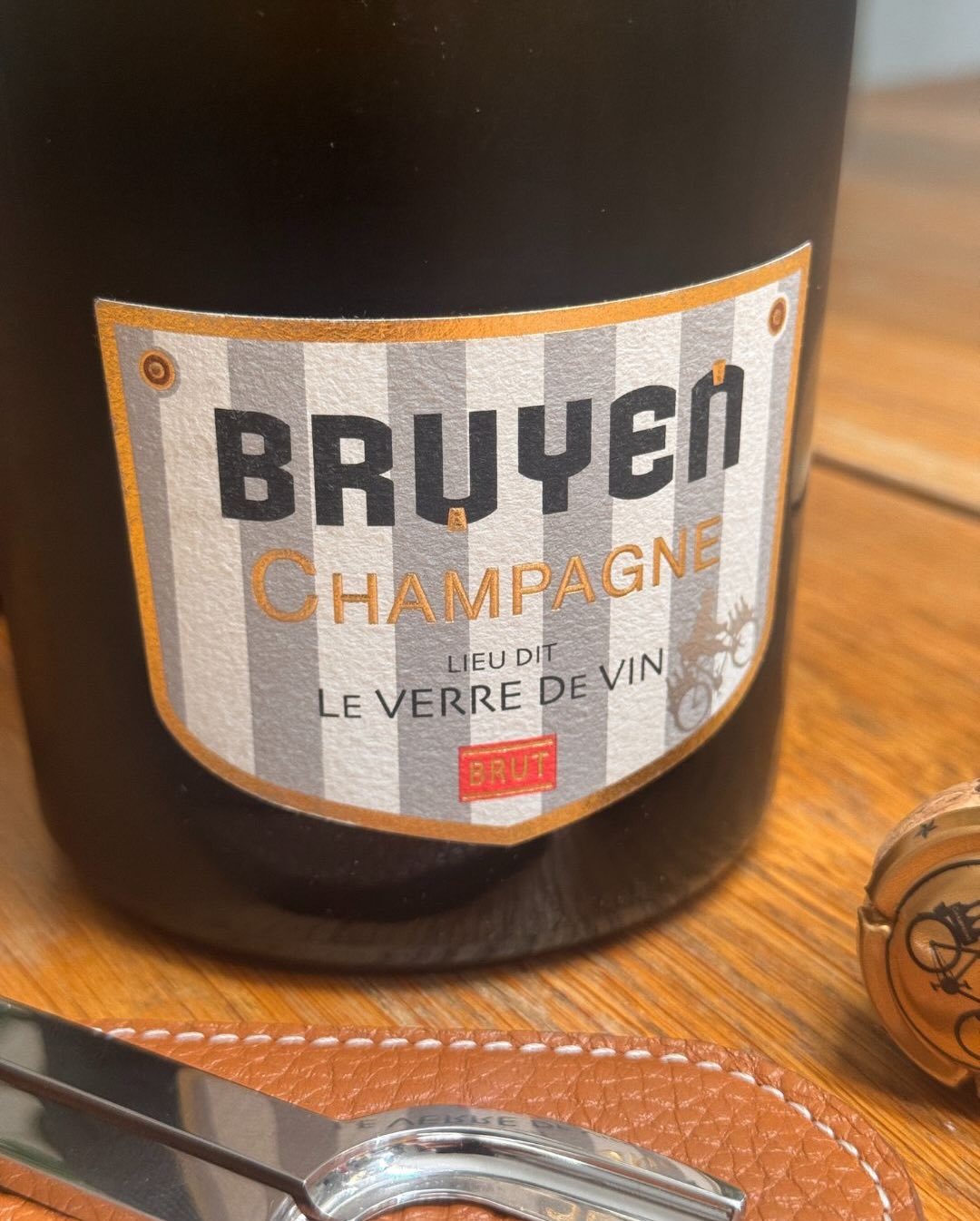 Heute gibt es mal ein etwas anderes Setup. Mein @grad.dk Kühler hat heute frei – und zwar aus einem ganz simplen Grund: Die Flasche ist einfach zu bauchig und passt nicht rein! … (5)