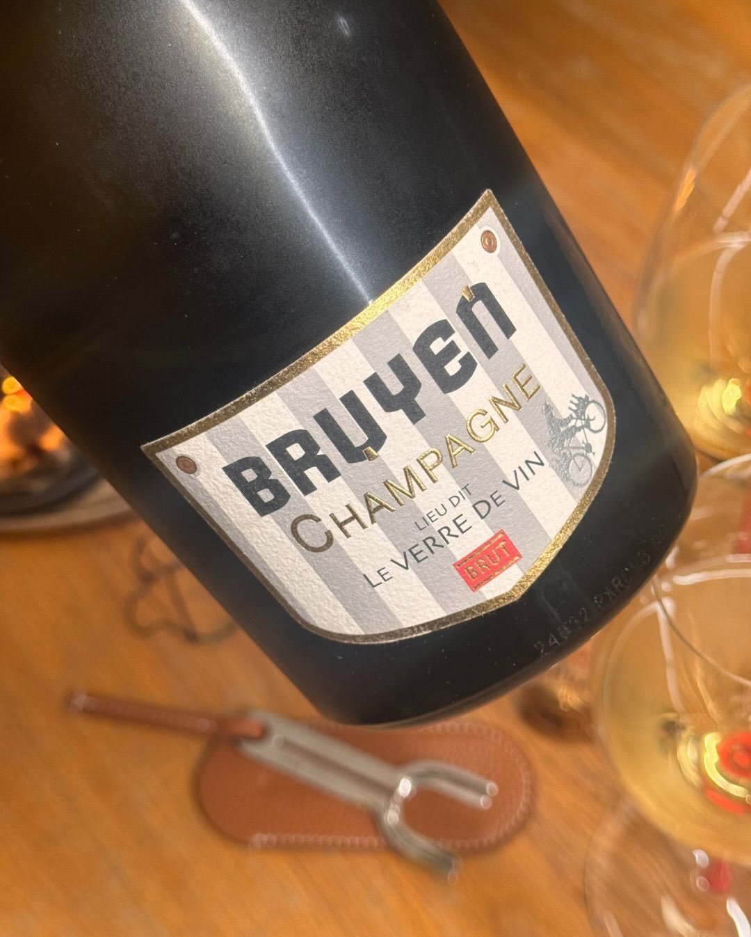 Heute gibt es mal ein etwas anderes Setup. Mein @grad.dk Kühler hat heute frei – und zwar aus einem ganz simplen Grund: Die Flasche ist einfach zu bauchig und passt nicht rein! … (8)