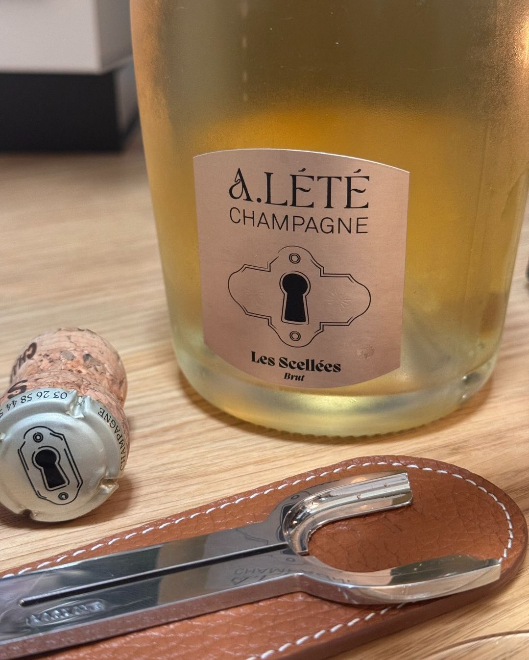 Gestern hatte ich einen Champagner im Glas, der zeigt, was perfektes Handwerk im Vallée de la Marne ausmachen kann: Den "Les Scellées" Brut von @champagnealete . Während viele C… (5)