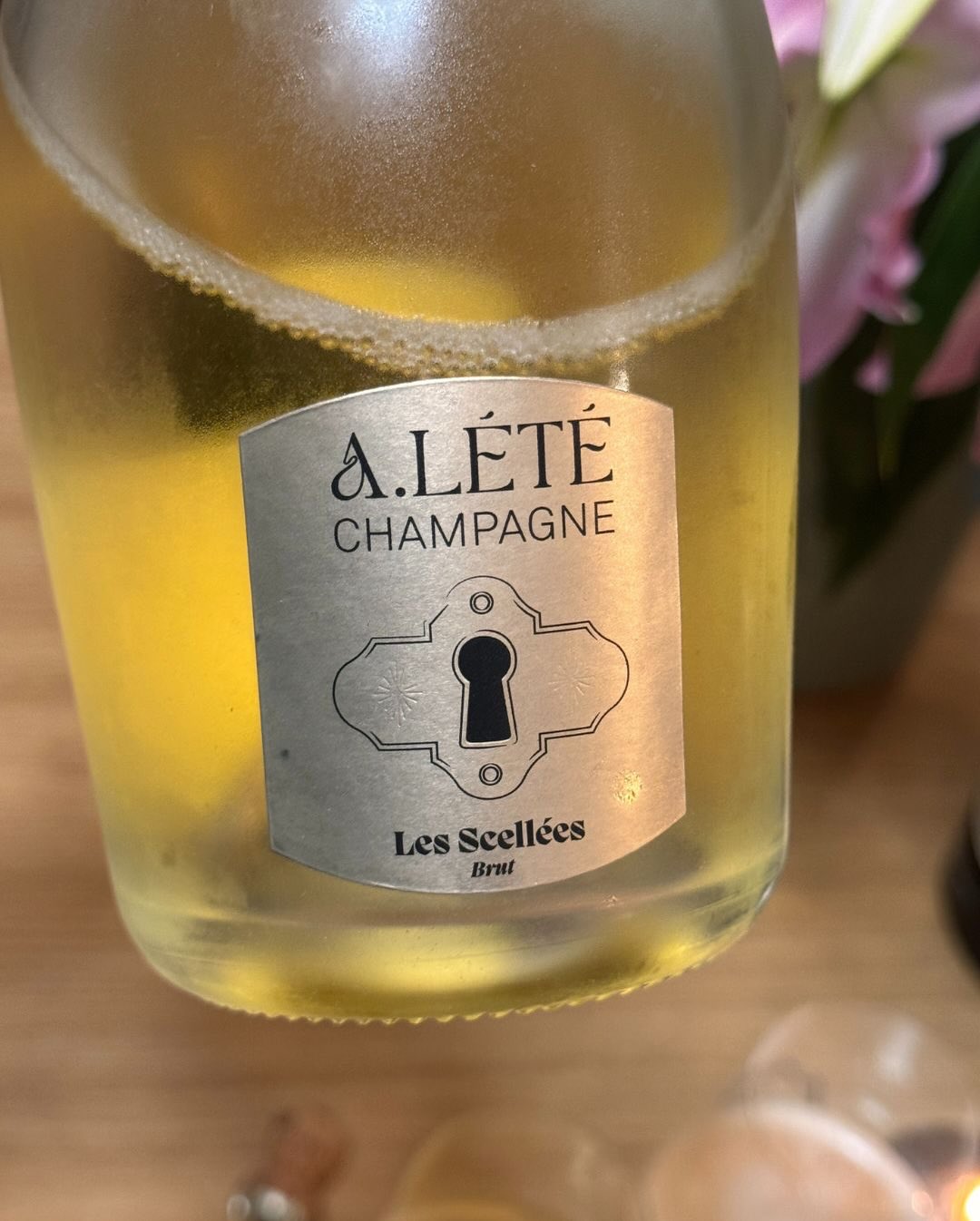 Gestern hatte ich einen Champagner im Glas, der zeigt, was perfektes Handwerk im Vallée de la Marne ausmachen kann: Den "Les Scellées" Brut von @champagnealete . Während viele C… (8)