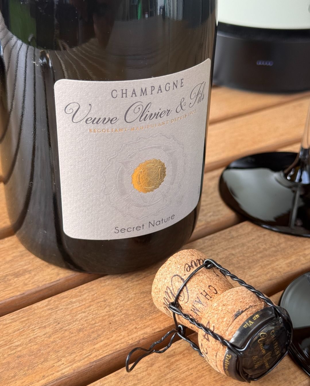 Heute habe ich mal wieder eine Flasche von @veuve_olivier_et_fils geöffnet. Und zwar den Secret Nature. Das ist ein Brut Nature - also komplett ohne Dosage und damit purer Ausdr… (5)