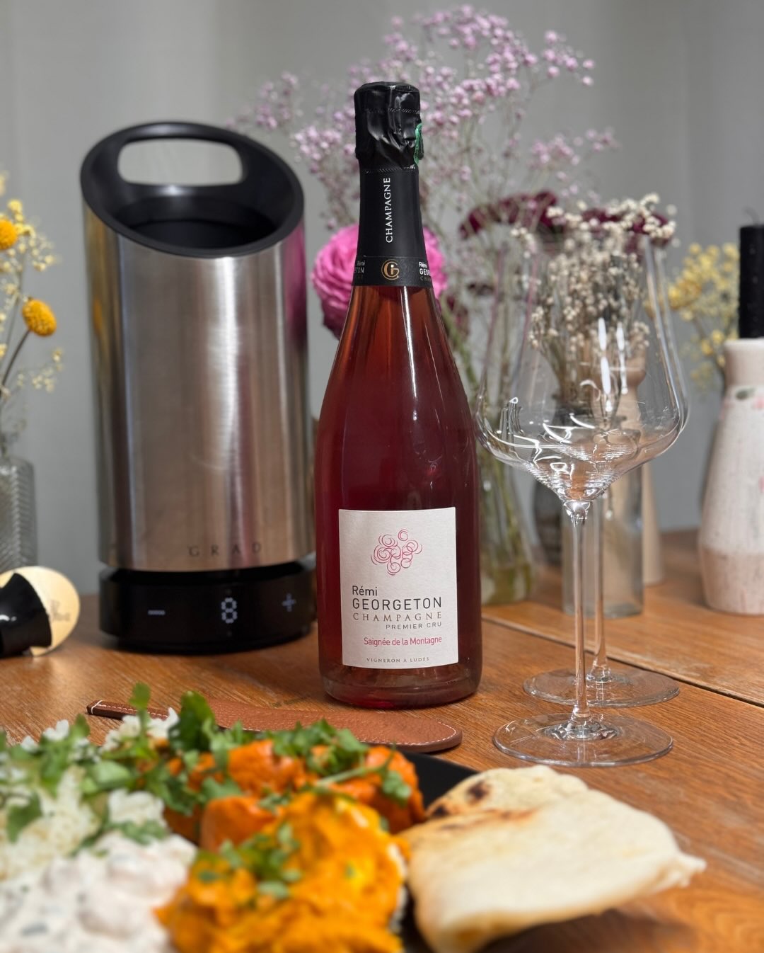 Bei uns kommt ja regelmäßig indisch auf den Tisch, und dieses Mal gab es das volle Wohlfühl-Programm: Butter Chicken, Royal Paneer, erfrischendes Raita, frisches Naan und duften… (3)
