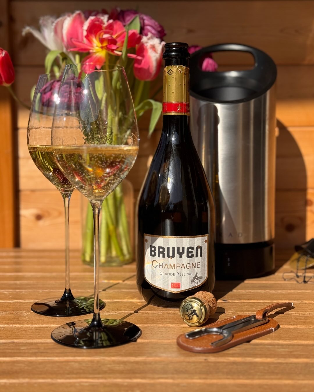 Die Terrassen-Saison für Business-Meetings ist eröffnet! ☀️🥂 Es beginnt wieder die Zeit, in der es warm genug ist, um lockere Geschäftstermine einfach mal nach draußen auf die … (1)