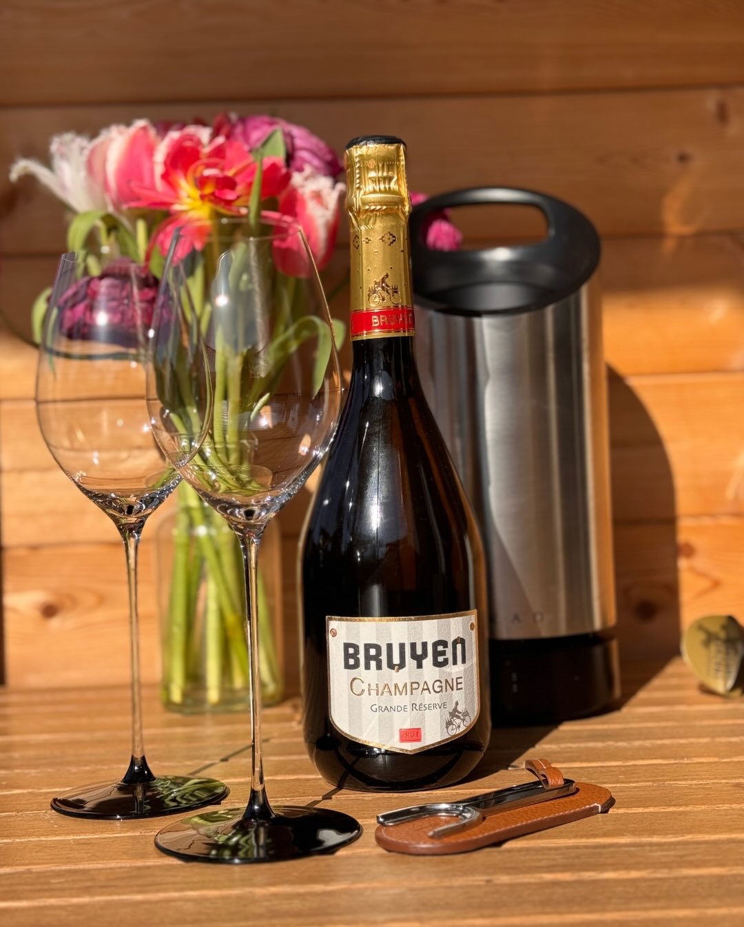 Die Terrassen-Saison für Business-Meetings ist eröffnet! ☀️🥂 Es beginnt wieder die Zeit, in der es warm genug ist, um lockere Geschäftstermine einfach mal nach draußen auf die … (3)