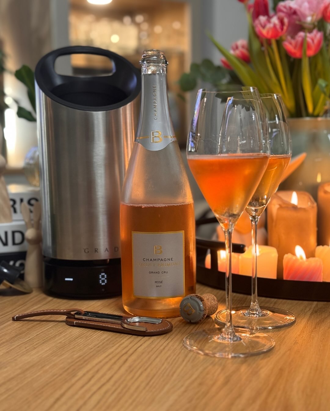 Heute gibt es mal wieder einen Rosé, der optisch und geschmacklich richtig Spaß macht: Den Brut Rosé von @champagne_forget_brimont . Wie ihr auf dem Foto aus meinem Setup sehen … (1)