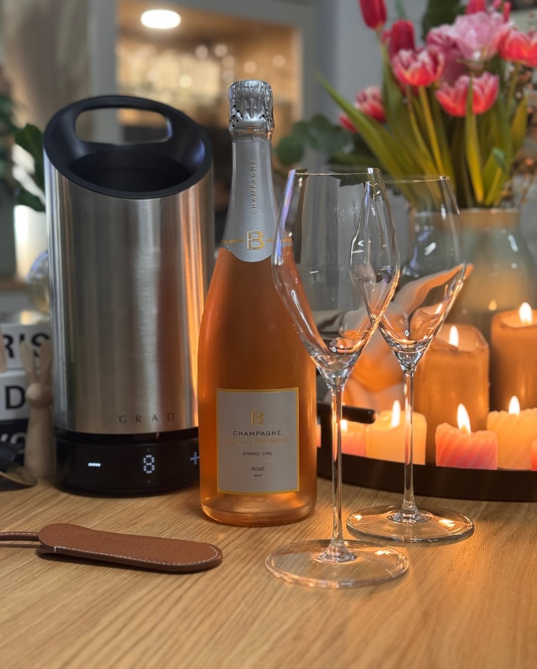 Heute gibt es mal wieder einen Rosé, der optisch und geschmacklich richtig Spaß macht: Den Brut Rosé von @champagne_forget_brimont . Wie ihr auf dem Foto aus meinem Setup sehen … (3)
