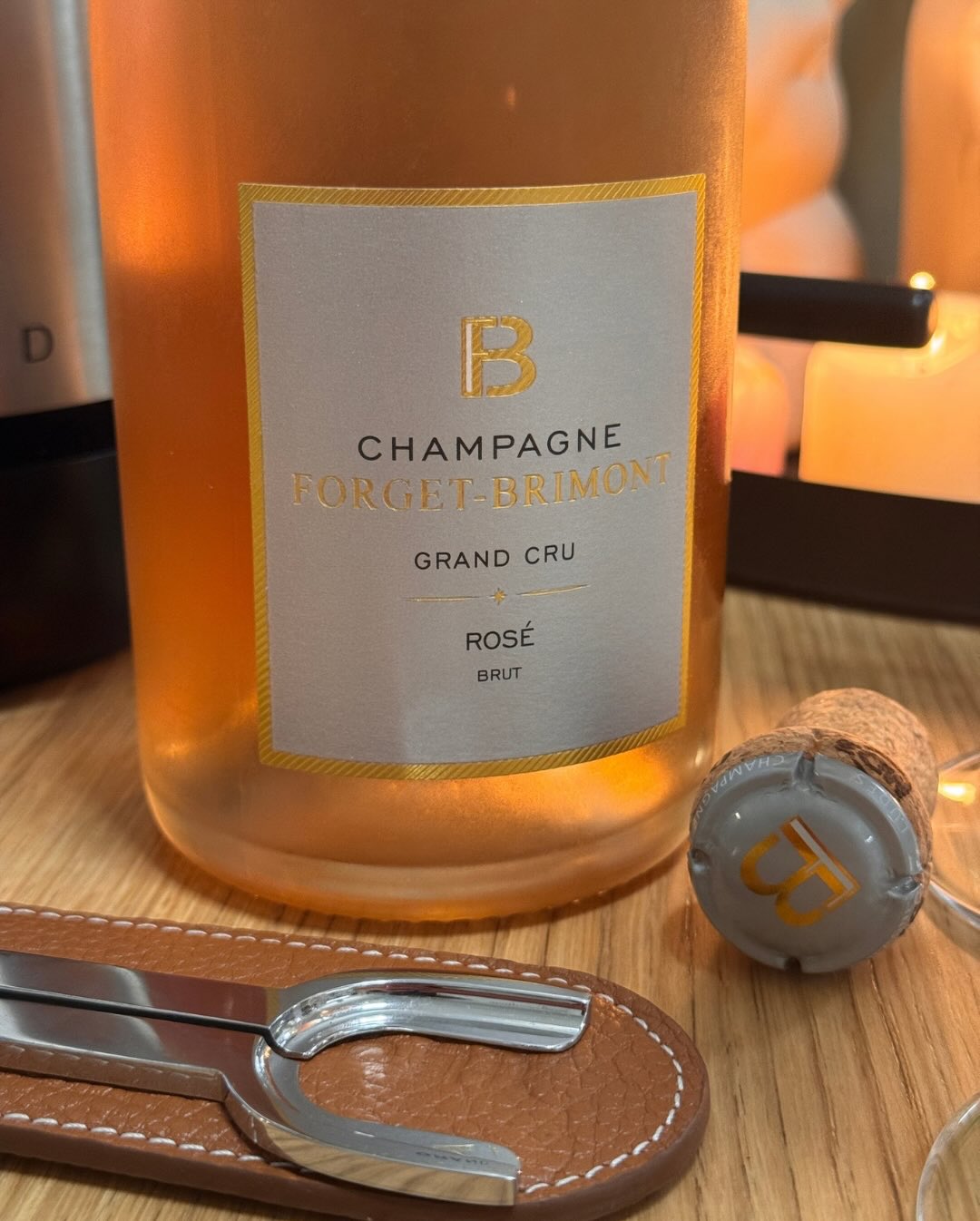 Heute gibt es mal wieder einen Rosé, der optisch und geschmacklich richtig Spaß macht: Den Brut Rosé von @champagne_forget_brimont . Wie ihr auf dem Foto aus meinem Setup sehen … (5)