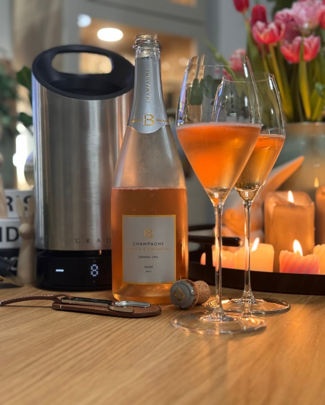 Heute gibt es mal wieder einen Rosé, der optisch und geschmacklich richtig Spaß macht: Den Brut Rosé von @champagne_forget_brimont . Wie ihr auf dem Foto aus meinem Setup sehen … (6)