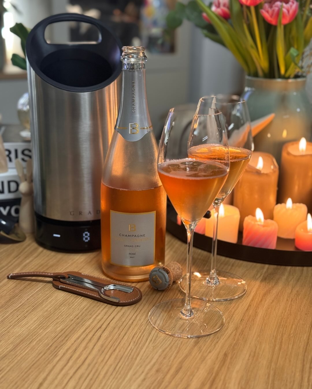 Heute gibt es mal wieder einen Rosé, der optisch und geschmacklich richtig Spaß macht: Den Brut Rosé von @champagne_forget_brimont . Wie ihr auf dem Foto aus meinem Setup sehen … (7)