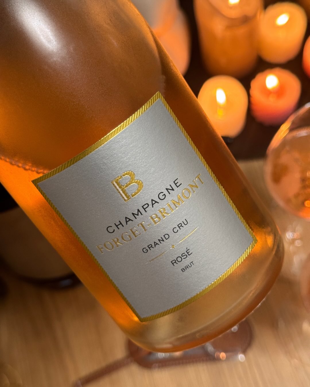 Heute gibt es mal wieder einen Rosé, der optisch und geschmacklich richtig Spaß macht: Den Brut Rosé von @champagne_forget_brimont . Wie ihr auf dem Foto aus meinem Setup sehen … (9)