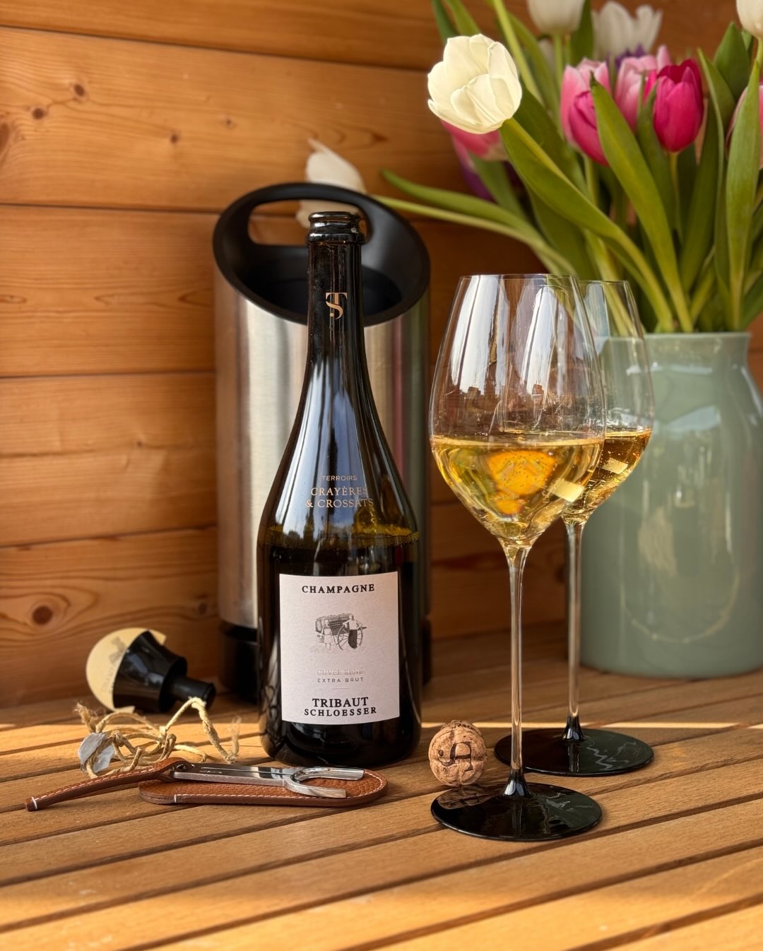 Das perfekte Match für unser heutiges, maritimes Festmahl! 🌊🥂 Bei uns gab es heute ein absolut grandioses, spontanes Seafood-Lineup: Kurz gegrillte, süßliche Jakobsmuscheln au… (1)