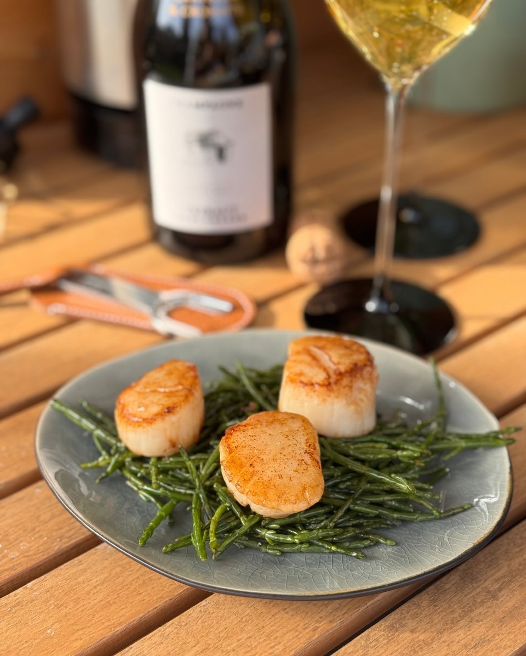 Das perfekte Match für unser heutiges, maritimes Festmahl! 🌊🥂 Bei uns gab es heute ein absolut grandioses, spontanes Seafood-Lineup: Kurz gegrillte, süßliche Jakobsmuscheln au… (6)