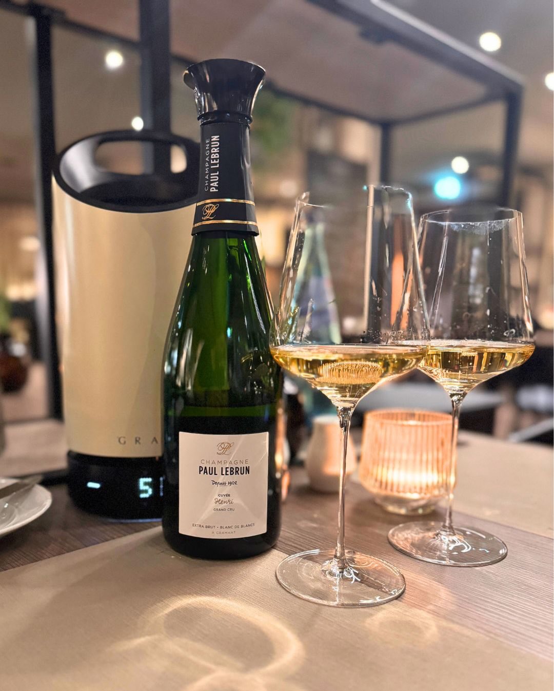 Kennt ihr das? Man ist unterwegs, freut sich nach einem langen Tag auf ein solides Abendessen im Hotel – und dann der Blick in die Weinkarte: Kein einziger Champagner weit und b… (1)