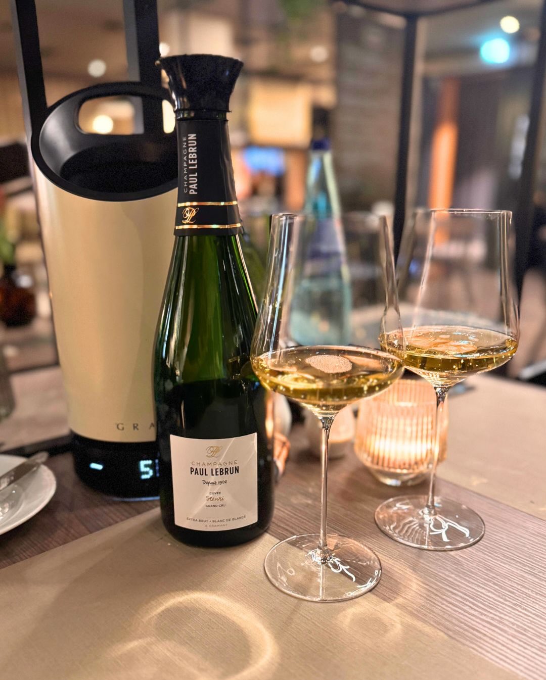 Kennt ihr das? Man ist unterwegs, freut sich nach einem langen Tag auf ein solides Abendessen im Hotel – und dann der Blick in die Weinkarte: Kein einziger Champagner weit und b… (2)