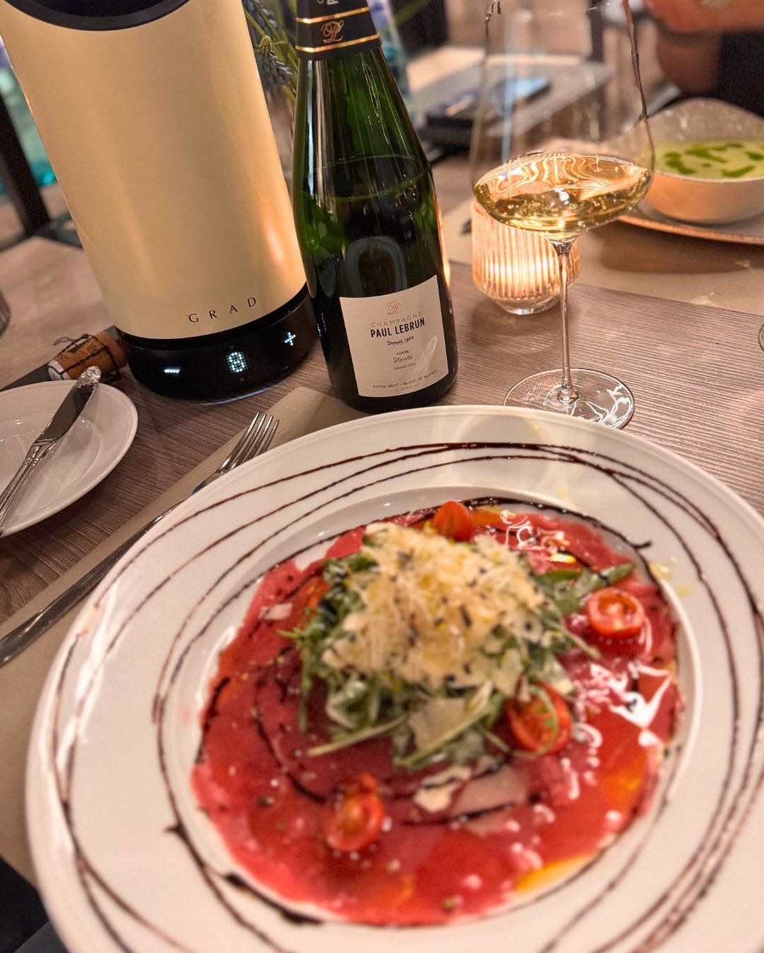 Kennt ihr das? Man ist unterwegs, freut sich nach einem langen Tag auf ein solides Abendessen im Hotel – und dann der Blick in die Weinkarte: Kein einziger Champagner weit und b… (3)
