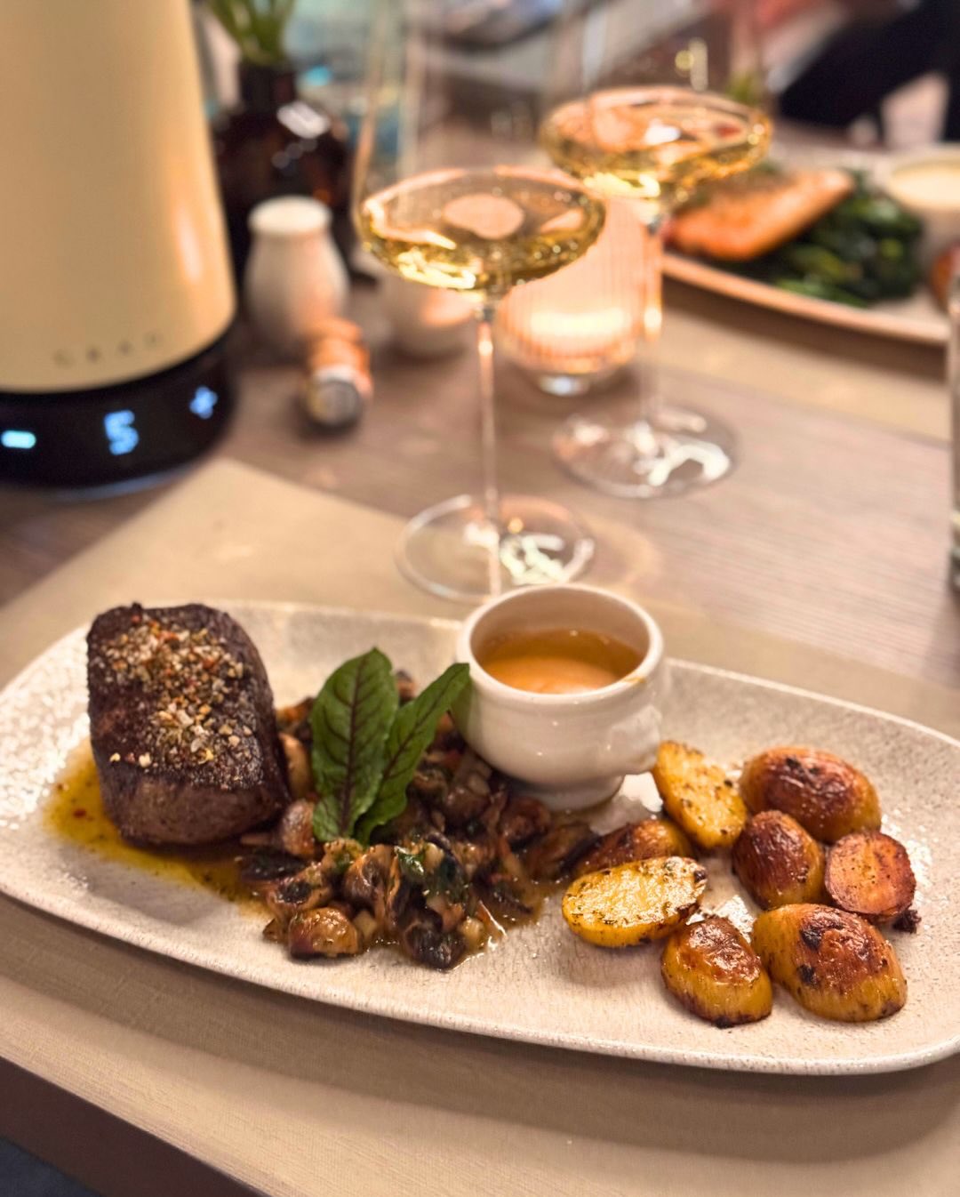 Kennt ihr das? Man ist unterwegs, freut sich nach einem langen Tag auf ein solides Abendessen im Hotel – und dann der Blick in die Weinkarte: Kein einziger Champagner weit und b… (4)